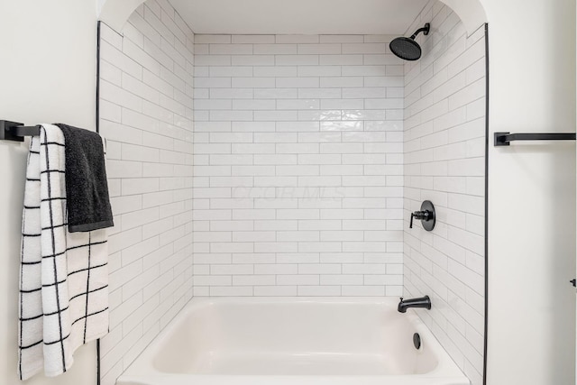 bathroom with tiled shower / bath combo