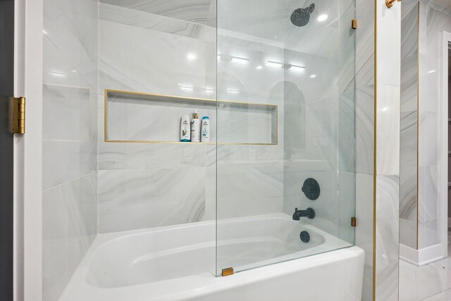 bathroom with tiled shower / bath combo