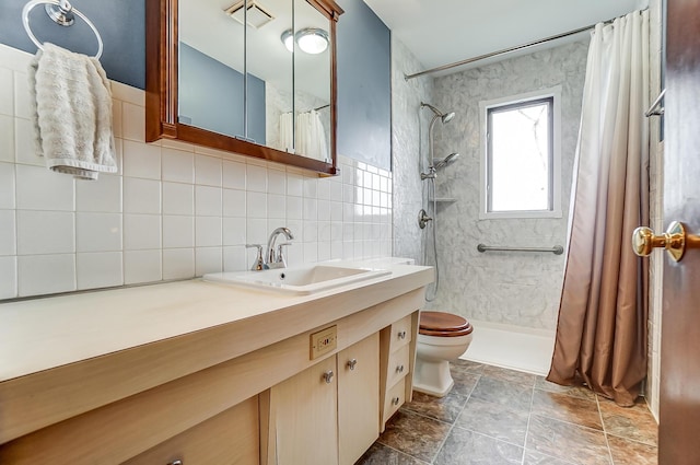 bathroom with tasteful backsplash, a shower with curtain, toilet, vanity, and tile walls