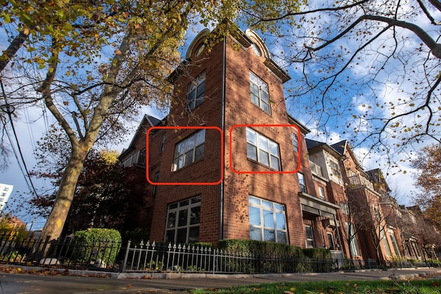 39 Buttles Ave Unit 39, Columbus, OH 43215 - view of side of property featuring a fenced front yard and brick siding