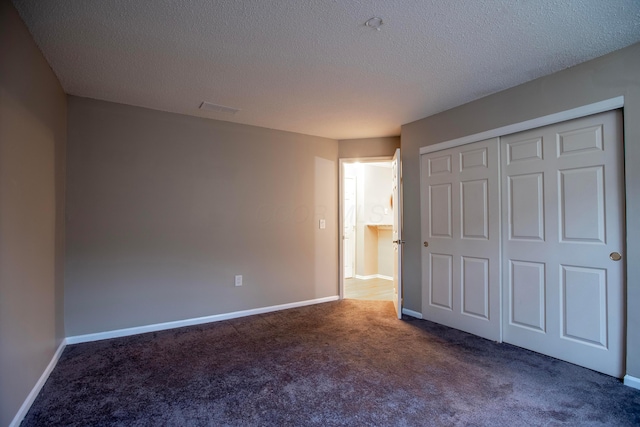 39 Buttles Ave Unit 39, Columbus, OH 43215 - unfurnished bedroom featuring carpet, a textured ceiling, and a closet