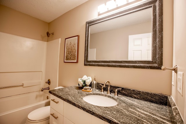 39 Buttles Ave Unit 39, Columbus, OH 43215 - bathroom featuring vanity, bathtub / shower combination, and a textured ceiling