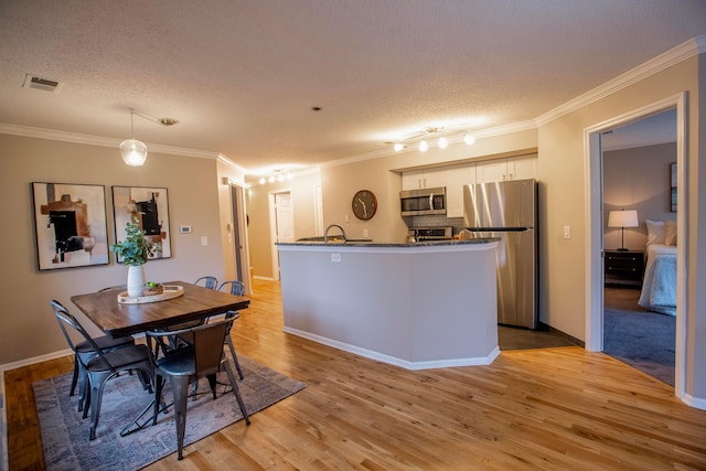39 Buttles Ave Unit 39, Columbus, OH 43215 - dining area featuring a textured ceiling, light wood-type flooring, and ornamental molding