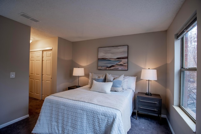 39 Buttles Ave Unit 39, Columbus, OH 43215 - carpeted bedroom with a closet and a textured ceiling