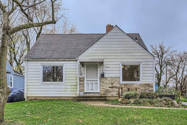 view of front of home featuring a front yard