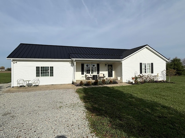 view of front facade featuring covered porch and a front yard