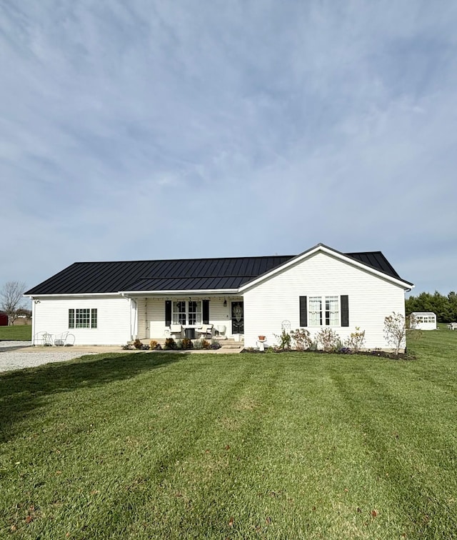 single story home featuring a porch and a front lawn