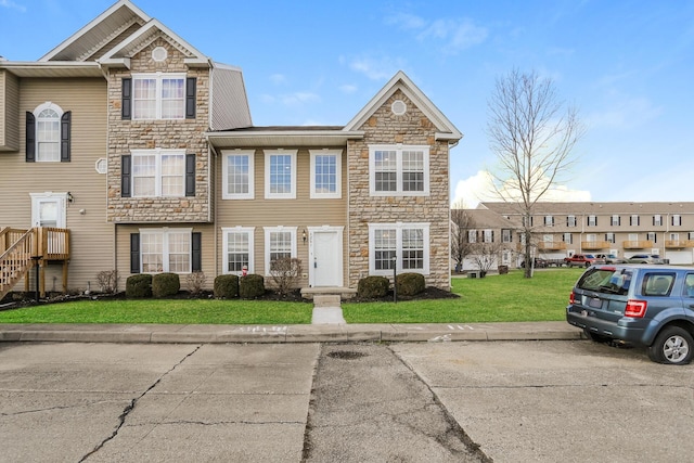 multi unit property featuring a front yard