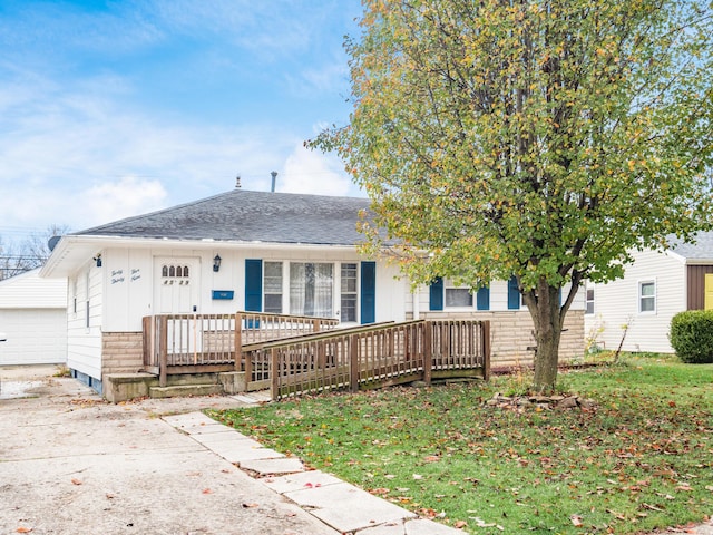 view of front of property featuring a porch and a front yard