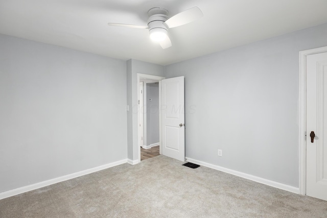 carpeted empty room featuring ceiling fan