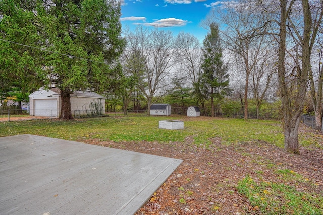 view of yard featuring a storage shed