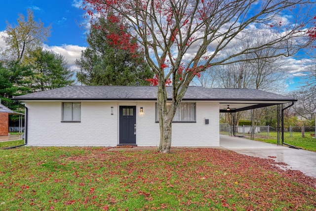 view of front of property featuring a front lawn and a carport