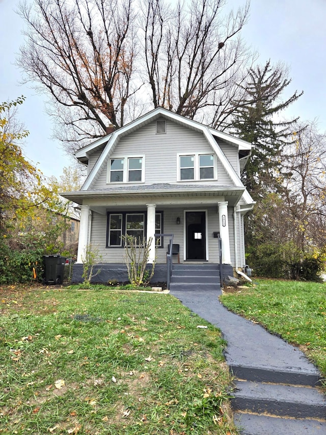 view of front facade with a front lawn