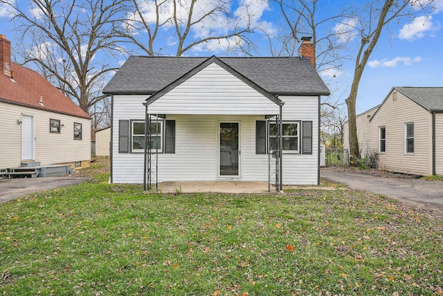 bungalow featuring a front lawn