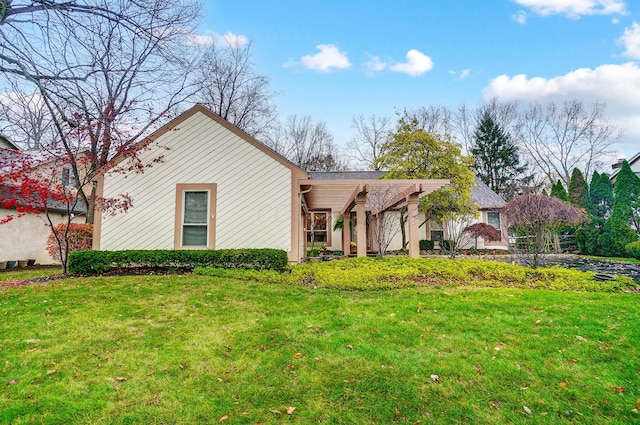 view of front of home featuring a front yard