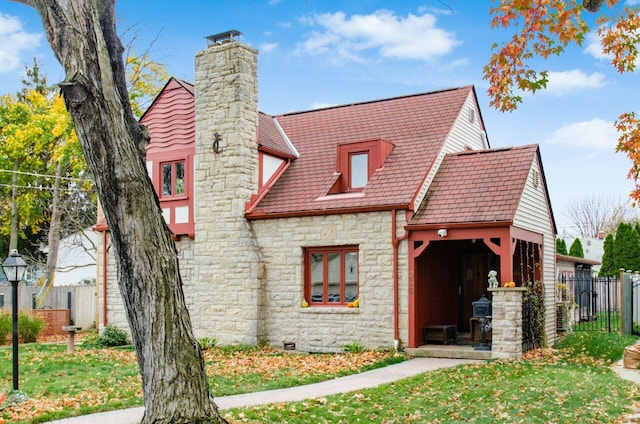 view of front facade featuring a front lawn