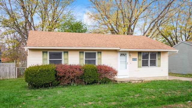 single story home featuring a front lawn