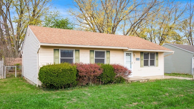 view of front facade with a front lawn