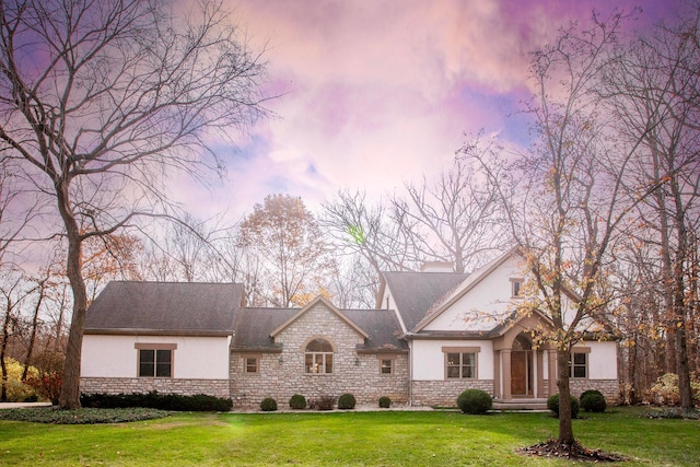 view of front of home featuring a yard