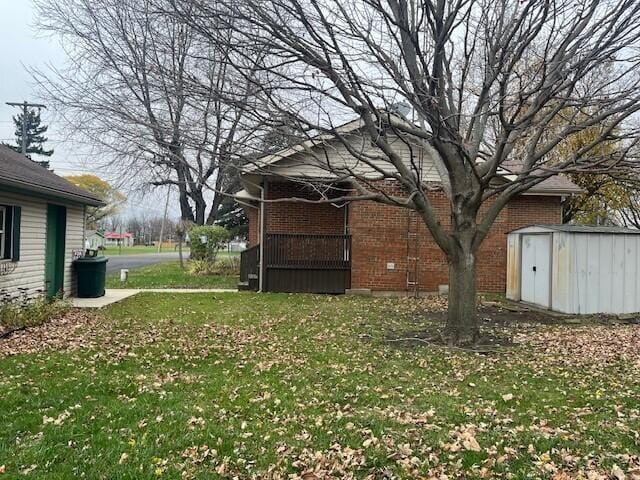 view of yard featuring a storage unit