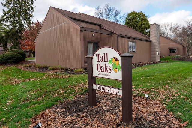 community / neighborhood sign featuring a lawn