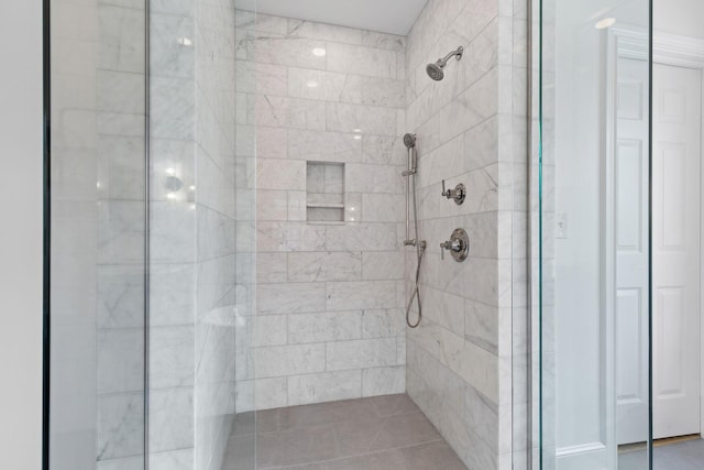 bathroom featuring tiled shower