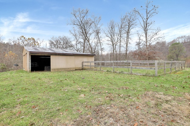 view of yard featuring an outdoor structure