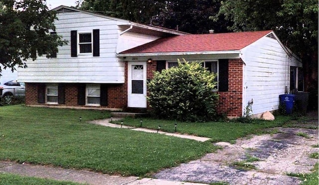 split level home with a front lawn