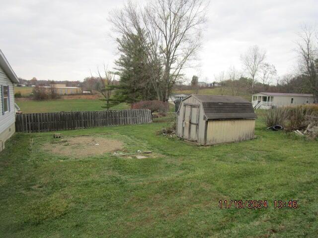 view of yard with a storage unit