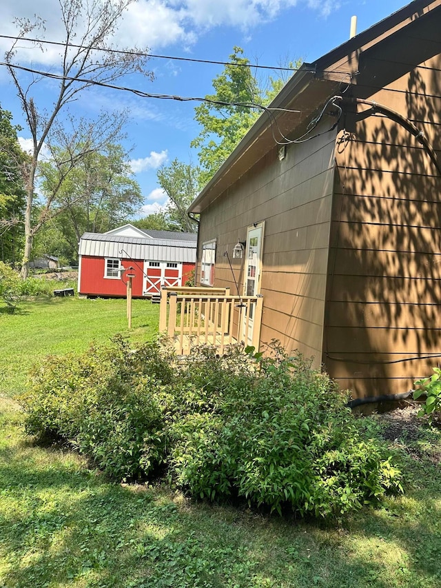 view of yard featuring an outbuilding