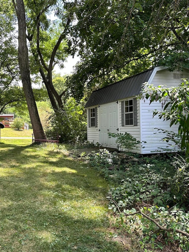 view of yard with an outdoor structure