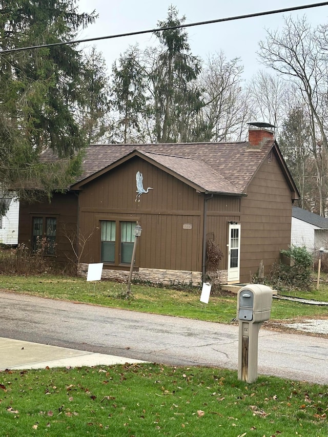 view of front of property with a front lawn