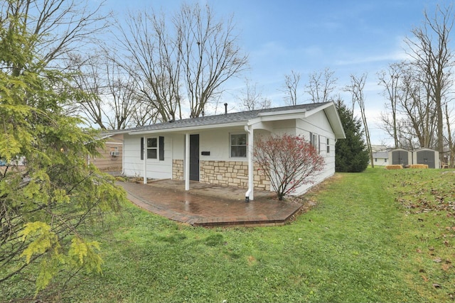 view of front of home featuring a front lawn