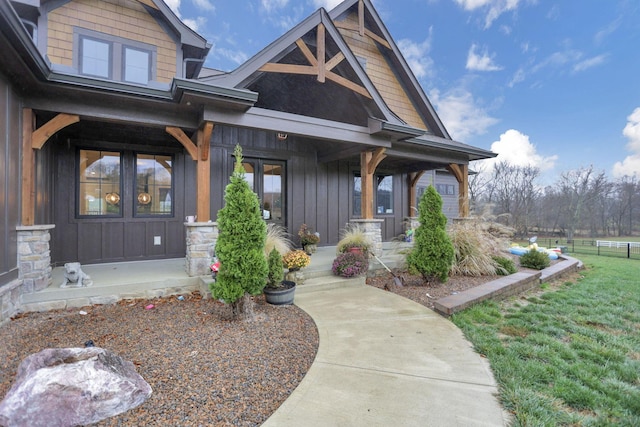 view of front of house featuring a porch and a front yard