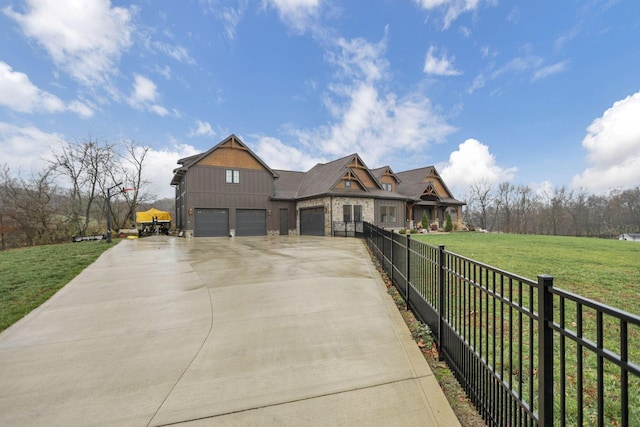 view of front of house featuring a front yard