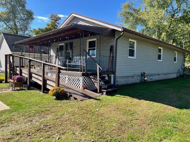 view of front of home with covered porch and a front yard