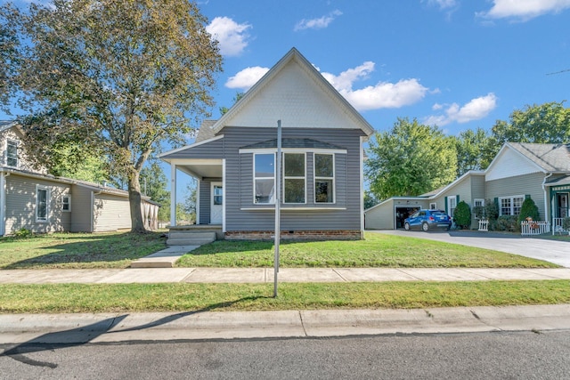 view of front of property featuring a front lawn