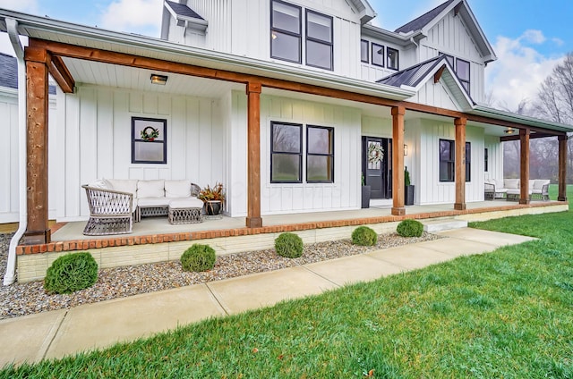 view of front facade featuring outdoor lounge area, a porch, and a front yard