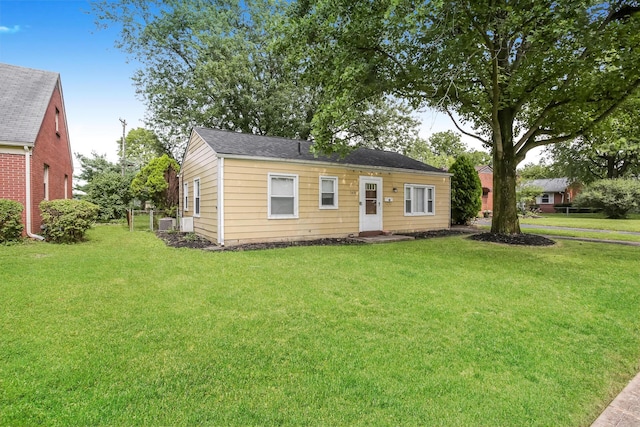 view of front facade with a front lawn