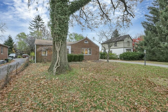 view of front of house featuring a front lawn