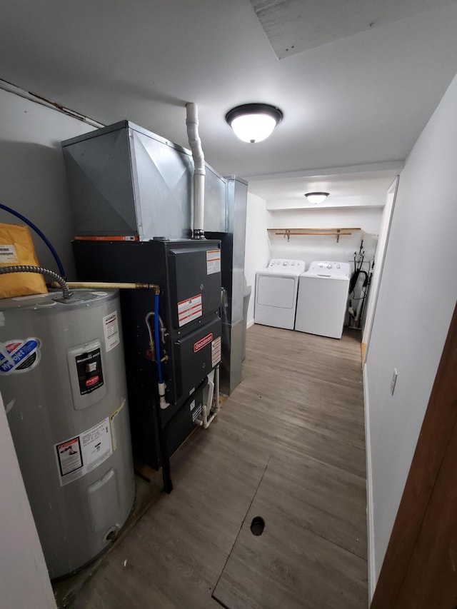 utility room featuring water heater and washing machine and clothes dryer