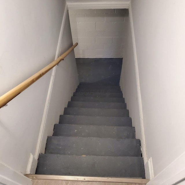 1794 Devonshire Rd, Columbus, OH 43219 - view of staircase