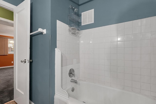 bathroom with tiled shower / bath combo