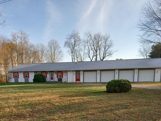 ranch-style house featuring a front lawn and a porch