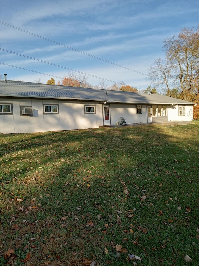 ranch-style house featuring a front lawn