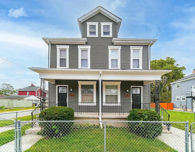 view of front of house featuring a front lawn