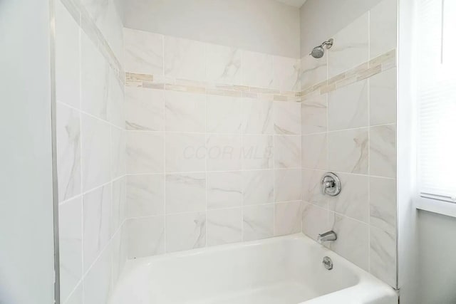 bathroom featuring tiled shower / bath combo