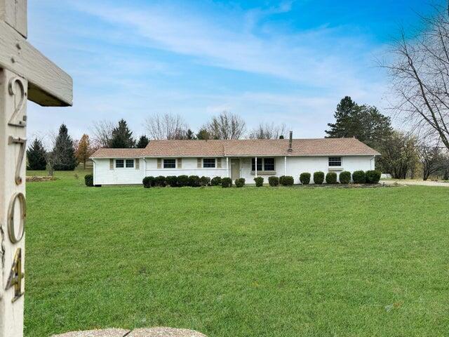 view of front of house featuring a front lawn