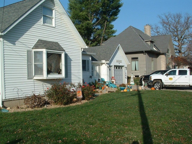 view of front of house with a front lawn and a garage