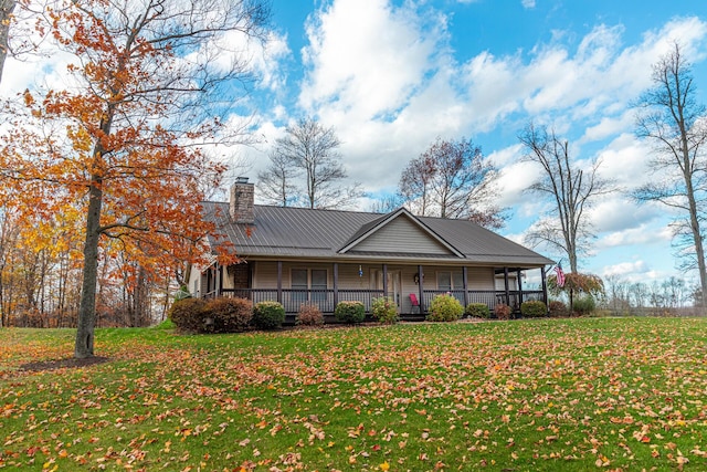 view of front of property featuring a porch and a front lawn